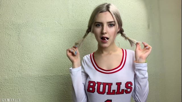 Eva Elfie (อีวา เอลฟี) นักเรียนสาวซ่าน อ่อยเพื่อนร่วมห้อง โดนฉีดน้ำใส่หน้า ซับไทย