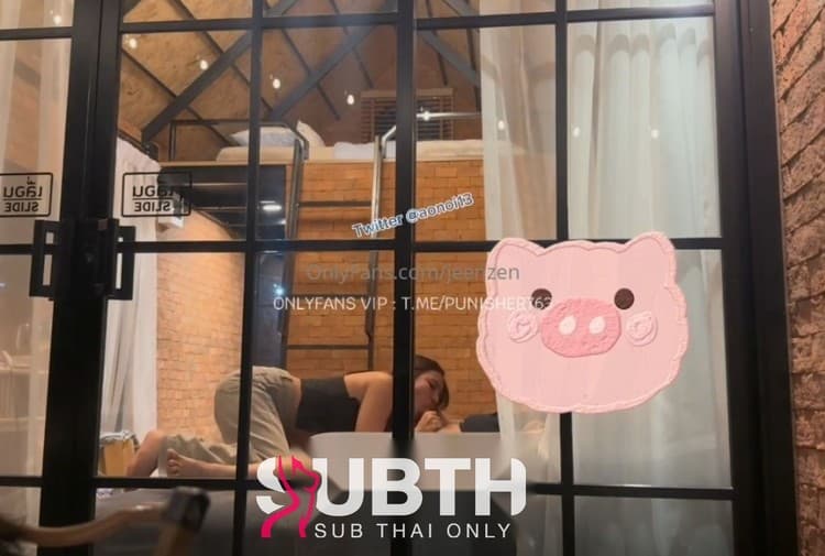 [jeenzen] jeenzen ไปเที่ยวกับกลุ่มเพื่อน แล้วเงี่ยนแอบเข้ามาเย็ดกันในบ้าน นอนแหกหีให้เย็ดบนโซฟา โครตเงี่ยนเสียวจัดเลย