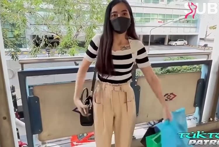 [sweetiesmooth] น้องหวาน ยืนรอเธอบนbts ก็กำลังคิดเรื่องsexคลิปเด็ดต้องดูไปส่งที่ดอนเมืองสุดท้ายโดนจับเย็ดกลับห้อง tuktukpatrol
